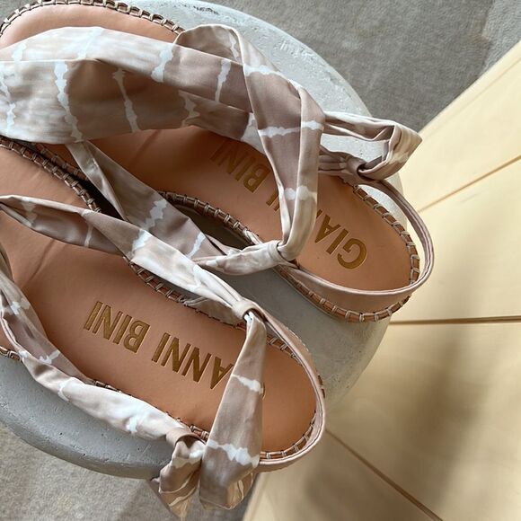 Women's Espadrille Platforms Gianni Bini Sandals Lace Up Ribbon Tie Tan Size 10 - Picture 5 of 5